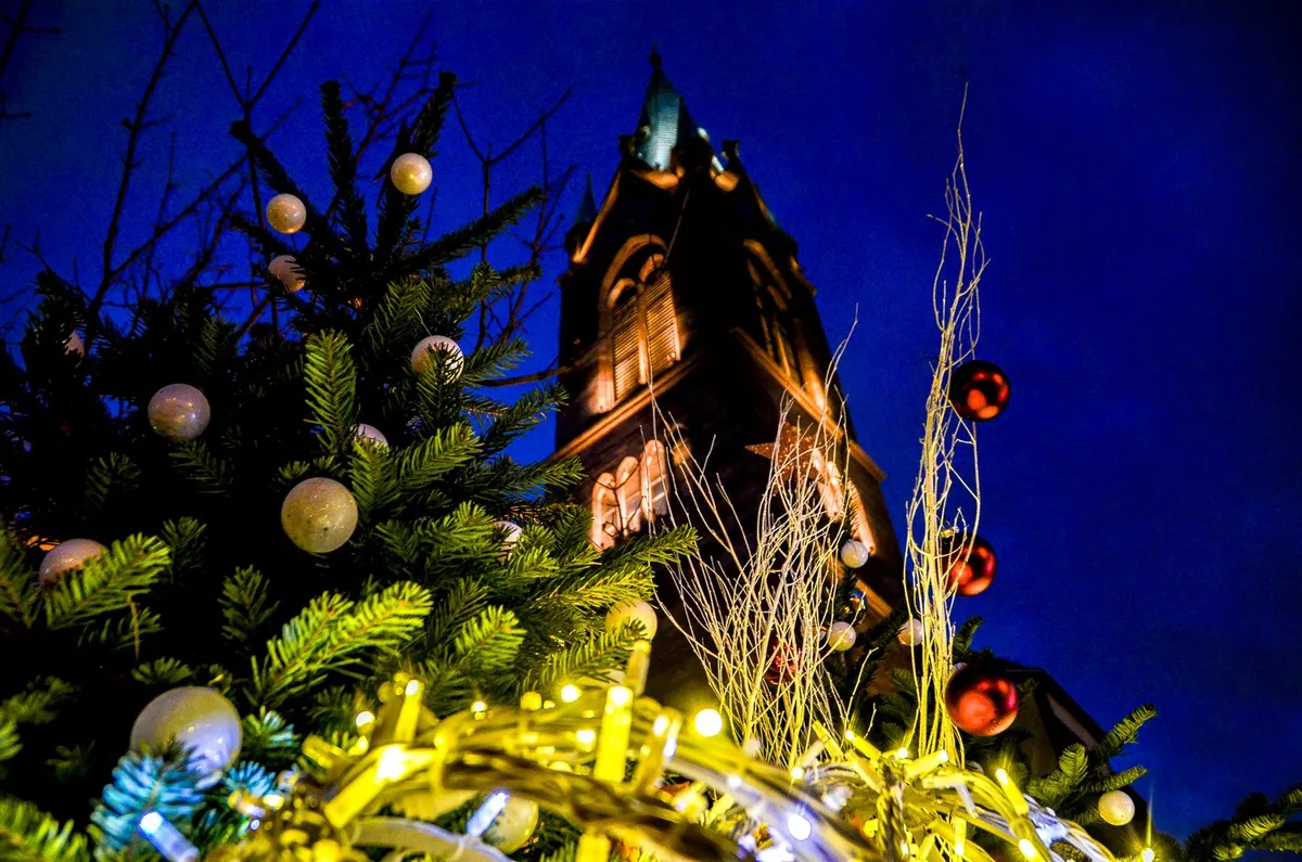 Marché de Noël à Cernay — Spectacle son et lumière : l'horloge magique du Père Noël