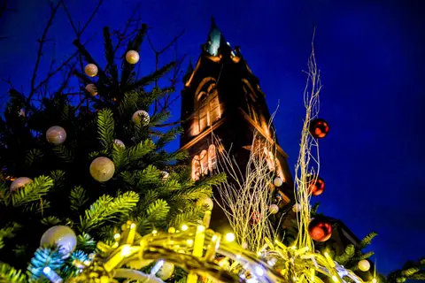 Marché de Noël à Cernay — Spectacle son et lumière : l'horloge magique du Père Noël