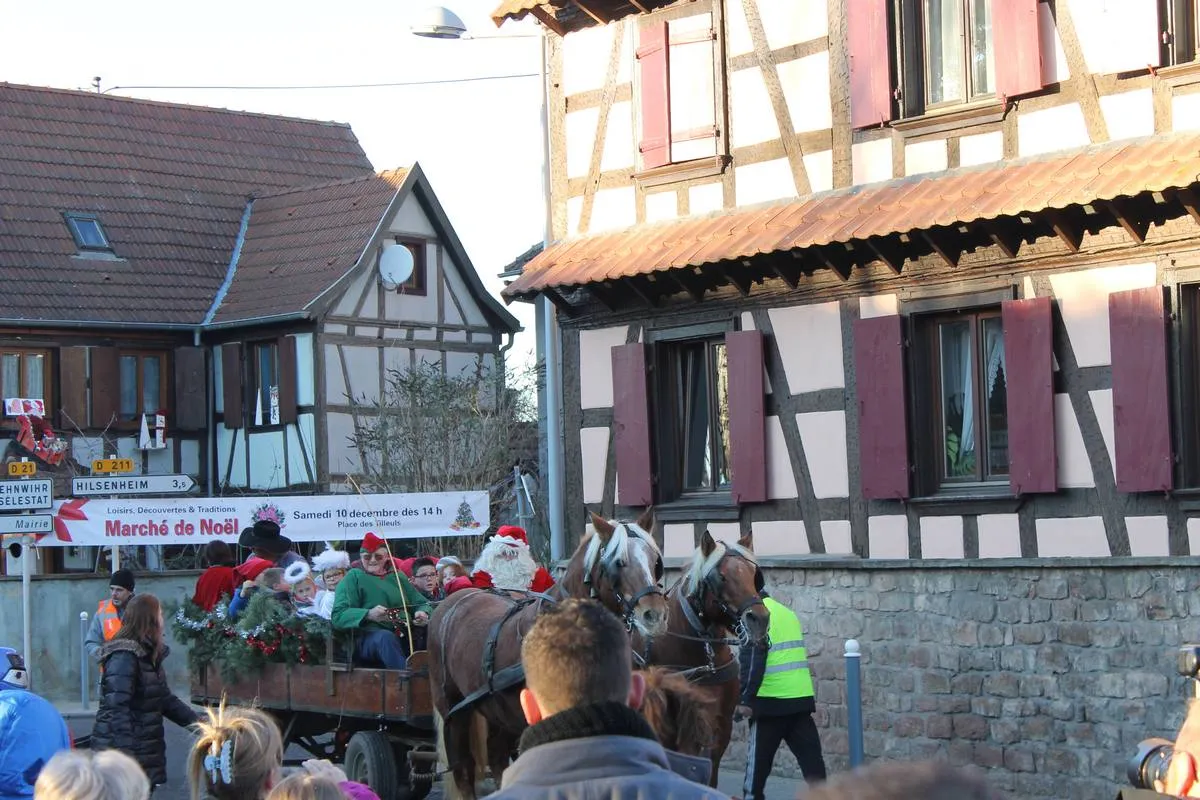 Marché de Noël à Muttersholtz — Arrivée du Père Noël en barque et marché de Noël
