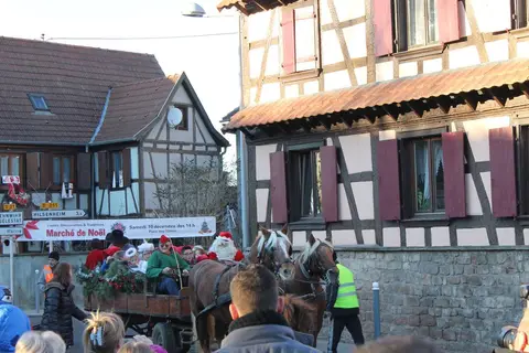 Marché de Noël à Muttersholtz — Arrivée du Père Noël en barque et marché de Noël